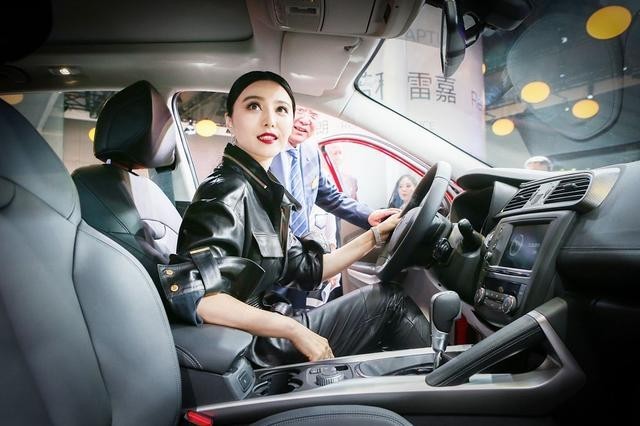 Đỏ mặt với dáng đứng selfie kỳ cục của Phạm Băng Băng - ảnh 5