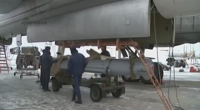 Mục kích lắp tên lửa Kh-555 lên máy bay không kích IS - ảnh 3