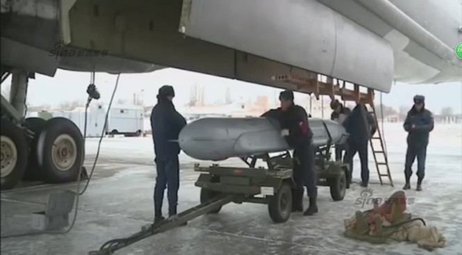 Mục kích lắp tên lửa Kh-555 lên máy bay không kích IS - ảnh 4