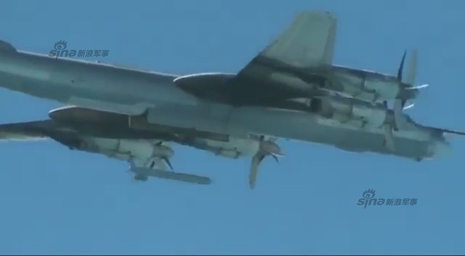 Mục kích lắp tên lửa Kh-555 lên máy bay không kích IS - ảnh 8