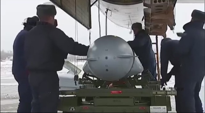 Mục kích lắp tên lửa Kh-555 lên máy bay không kích IS - ảnh 1