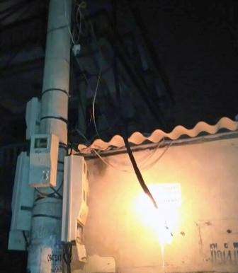 Cột điện bốc cháy, nổ như pháo hoa - ảnh 1