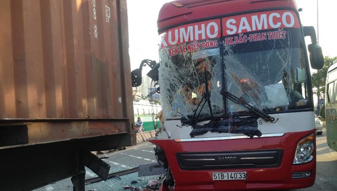 Xe khách nát đầu sau cú tông đuôi container - ảnh 1