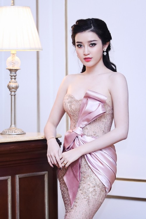 Giai nhân Hạ Vi khoe nhan sắc với váy xuyên thấu - ảnh 6
