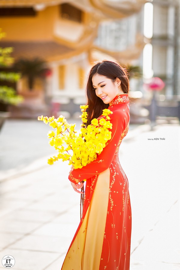 Nữ du học sinh Úc rạng rỡ đón Xuân với áo dài đỏ, sắc mai vàng - ảnh 2