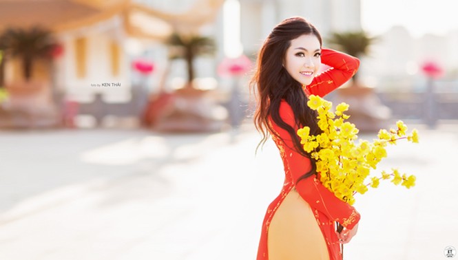 Nữ du học sinh Úc rạng rỡ đón Xuân với áo dài đỏ, sắc mai vàng - ảnh 3