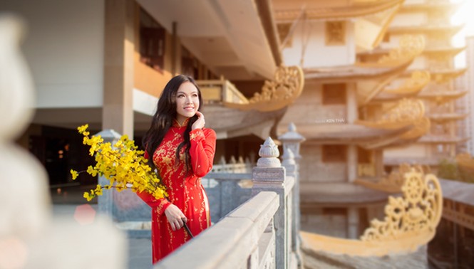 Nữ du học sinh Úc rạng rỡ đón Xuân với áo dài đỏ, sắc mai vàng - ảnh 6