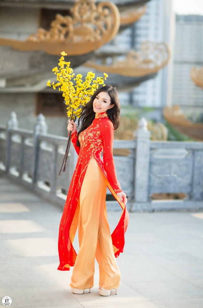 Nữ du học sinh Úc rạng rỡ đón Xuân với áo dài đỏ, sắc mai vàng - ảnh 9