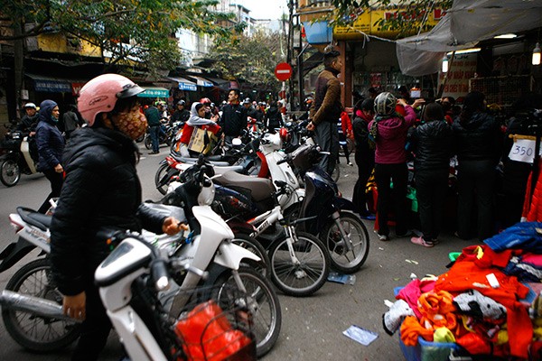 Cận Tết, vỉa hè thành nơi xả hàng - ảnh 11