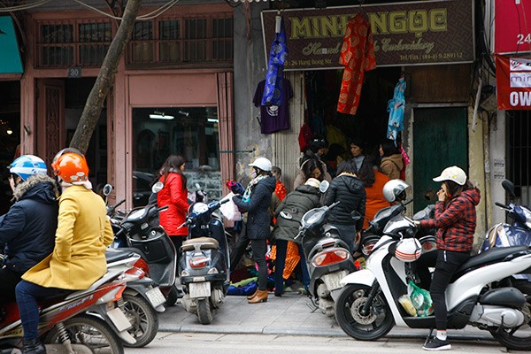 Cận Tết, vỉa hè thành nơi xả hàng - ảnh 1