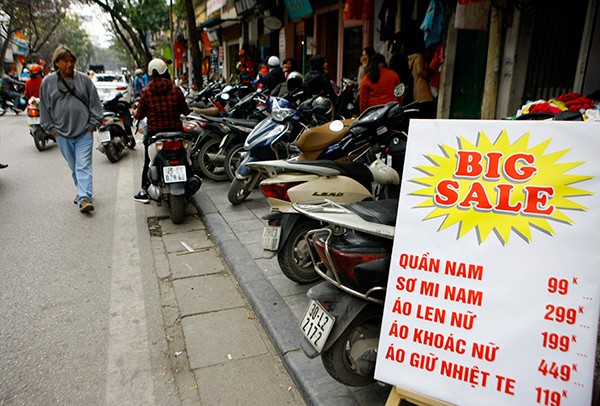 Cận Tết, vỉa hè thành nơi xả hàng - ảnh 2