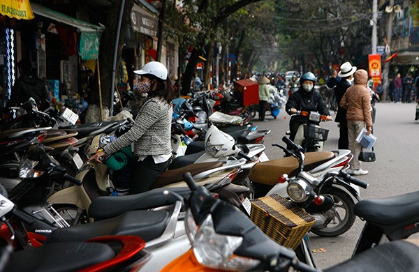 Cận Tết, vỉa hè thành nơi xả hàng - ảnh 3
