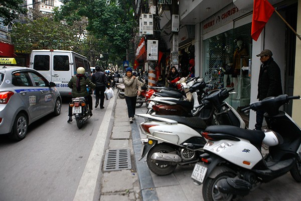 Cận Tết, vỉa hè thành nơi xả hàng - ảnh 5