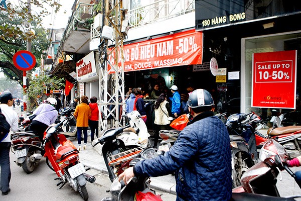 Cận Tết, vỉa hè thành nơi xả hàng - ảnh 7