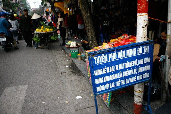Cận Tết, vỉa hè thành nơi xả hàng - ảnh 8
