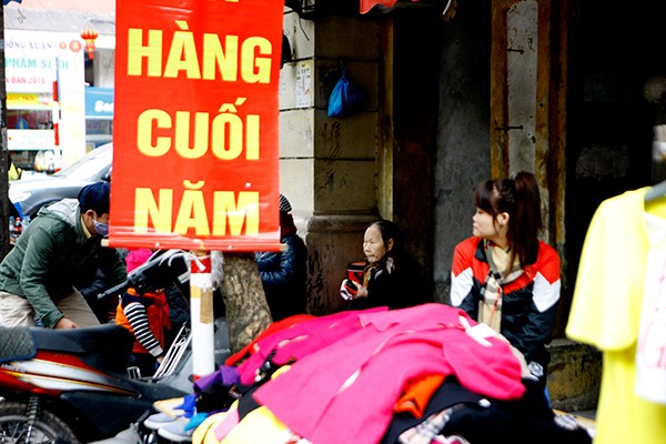 Cận Tết, vỉa hè thành nơi xả hàng - ảnh 9