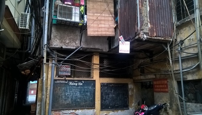 'Khóc dở, mếu dở' vì lỡ bỏ tiền tỷ ôm chung cư cũ chờ... sập - ảnh 1