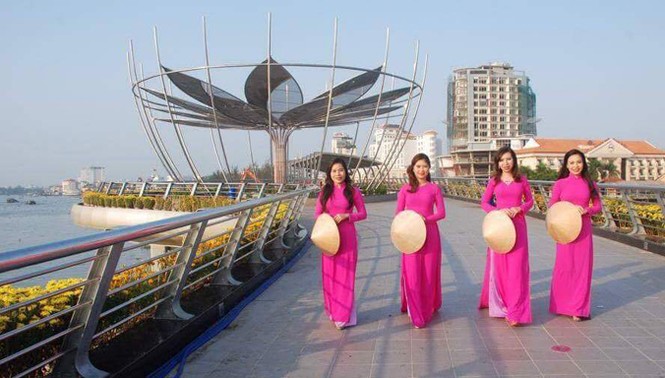 Ủng hộ gắn khóa tình yêu trên cầu đi bộ Cần Thơ - ảnh 1