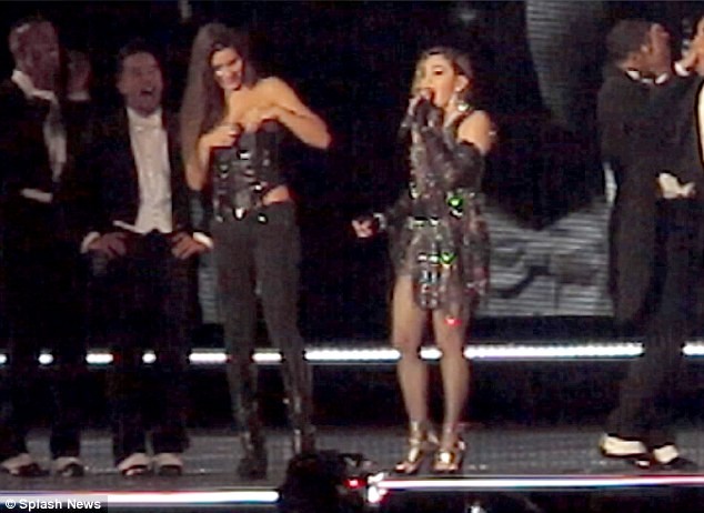 Madonna gây sốc khi kéo tuột áo fan nữ ngay trên sân khấu - ảnh 2