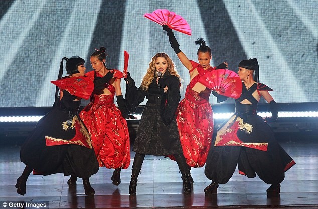 Madonna gây sốc khi kéo tuột áo fan nữ ngay trên sân khấu - ảnh 4