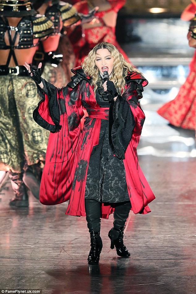 Madonna gây sốc khi kéo tuột áo fan nữ ngay trên sân khấu - ảnh 5