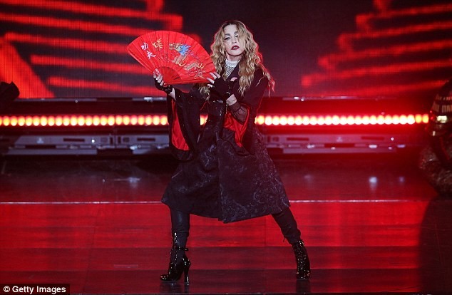 Madonna gây sốc khi kéo tuột áo fan nữ ngay trên sân khấu - ảnh 6