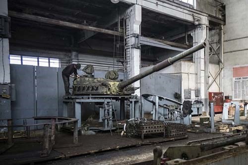 Bên trong xưởng nâng cấp xe tăng của quân đội Ukraine - ảnh 11