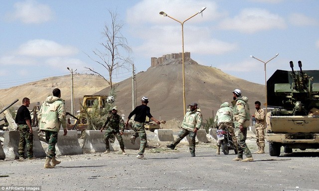 Binh sỹ Syria chơi bóng trên đường phố Palmyra - ảnh 2