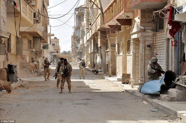 Binh sỹ Syria chơi bóng trên đường phố Palmyra - ảnh 5