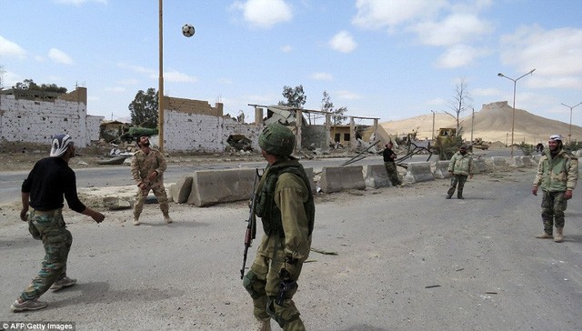 Binh sỹ Syria chơi bóng trên đường phố Palmyra - ảnh 1