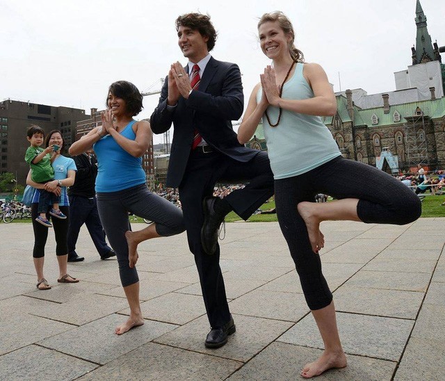Thủ tướng Canada gây 'sốt' với tư thế yoga cực khó - ảnh 1