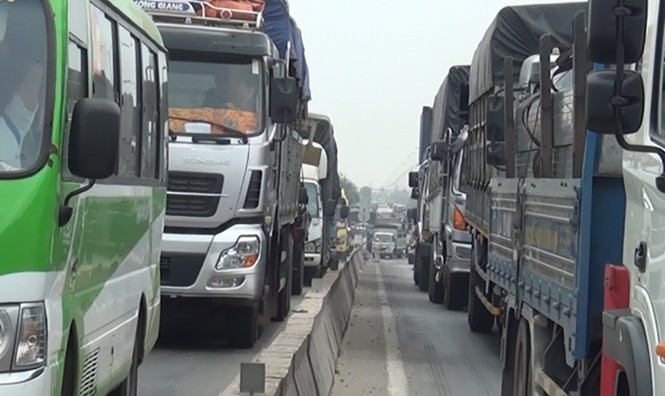 Xe bồn cán nát đầu xe máy, 2 cháu bé nhập viện - ảnh 2