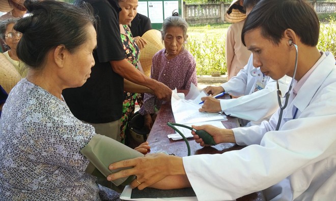 Thầy thuốc trẻ Huế ra quân chăm sóc sức khỏe dân nghèo - ảnh 3