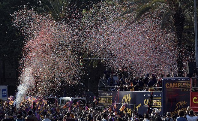 Biển người mừng chức vô địch La Liga với Barca - ảnh 5