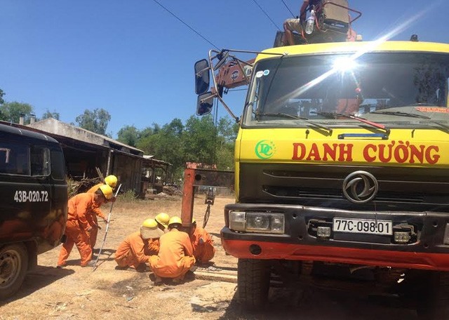 Xe cẩu gây chập điện, hàng ngàn hộ dân mất điện - ảnh 1