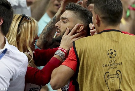 Mỹ nhân nhận nụ hôn nóng bỏng của ngôi sao Atletico là ai? - ảnh 2