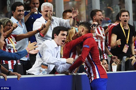 Mỹ nhân nhận nụ hôn nóng bỏng của ngôi sao Atletico là ai? - ảnh 1