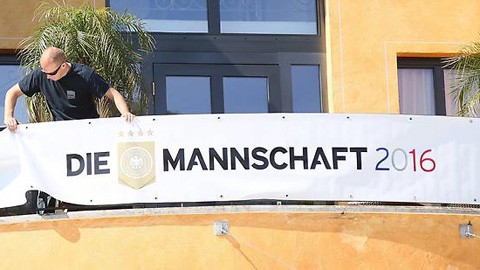 HLV Joachim Loew dùng logo để khích tướng học trò - ảnh 1