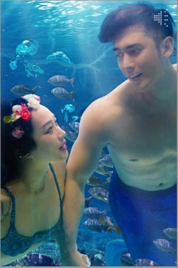 'Bom sex' gốc Việt hóa thân thành người cá trong thiệp cưới - ảnh 1