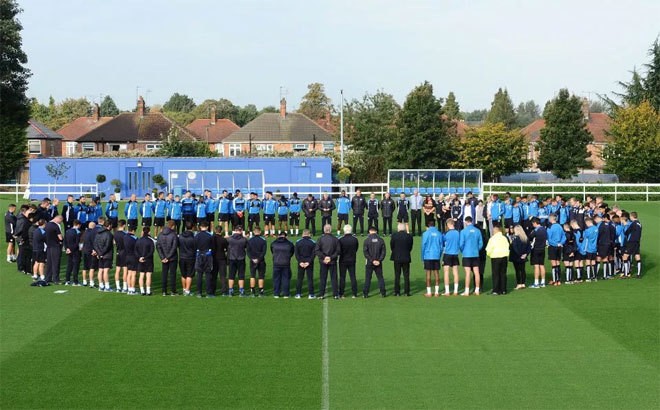 Toàn bộ thành viên đội Leicester mặc niệm Vua Thái Lan - ảnh 1
