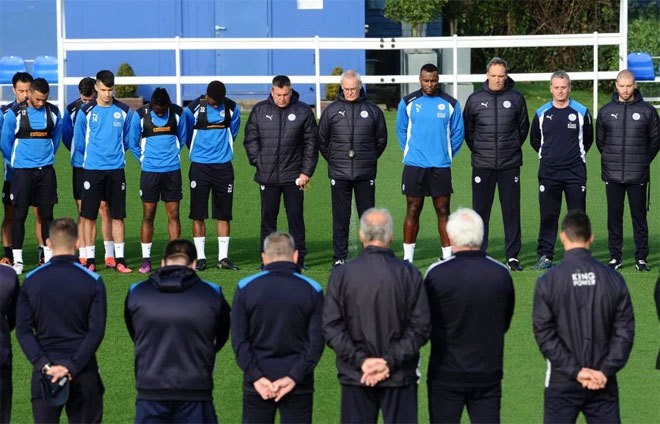 Toàn bộ thành viên đội Leicester mặc niệm Vua Thái Lan - ảnh 2