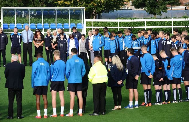 Toàn bộ thành viên đội Leicester mặc niệm Vua Thái Lan - ảnh 3