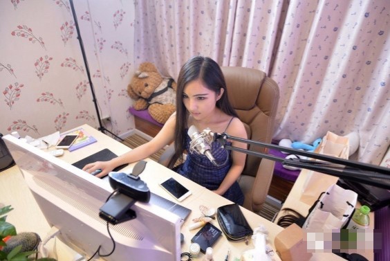 Hơn 1.000 MC Trung Quốc bị mất việc vì clip gợi dục - ảnh 1