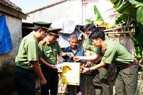 Công an Hà Nội tặng 4 tỷ đồng cho người dân Quảng Bình, Hà Tĩnh - ảnh 6