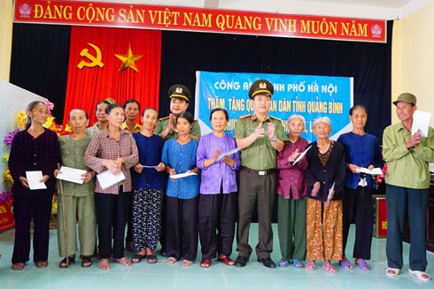 Công an Hà Nội tặng 4 tỷ đồng cho người dân Quảng Bình, Hà Tĩnh - ảnh 5