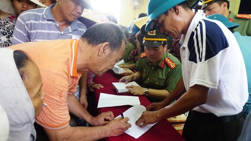 Công an Hà Nội tặng 4 tỷ đồng cho người dân Quảng Bình, Hà Tĩnh - ảnh 1