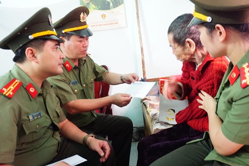 Công an Hà Nội tặng 4 tỷ đồng cho người dân Quảng Bình, Hà Tĩnh - ảnh 2