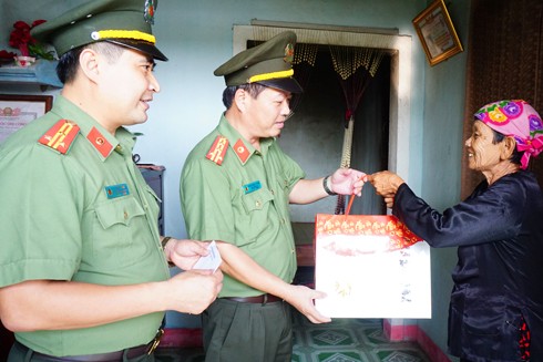 Công an Hà Nội tặng 4 tỷ đồng cho người dân Quảng Bình, Hà Tĩnh - ảnh 3