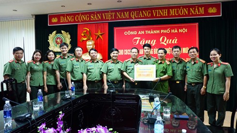 Công an Hà Nội tặng 4 tỷ đồng cho người dân Quảng Bình, Hà Tĩnh - ảnh 4