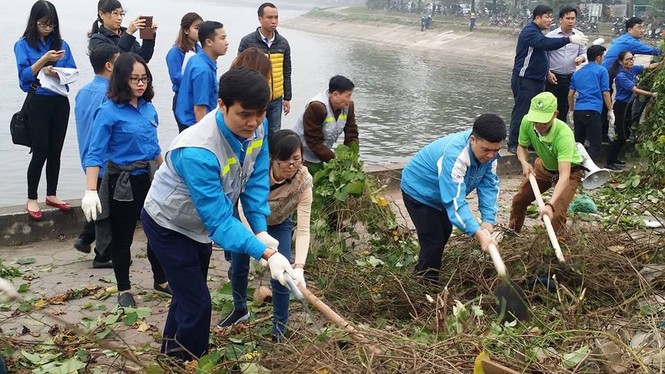Phó Thủ tướng cùng các bạn trẻ dọn vệ sinh môi trường - ảnh 3